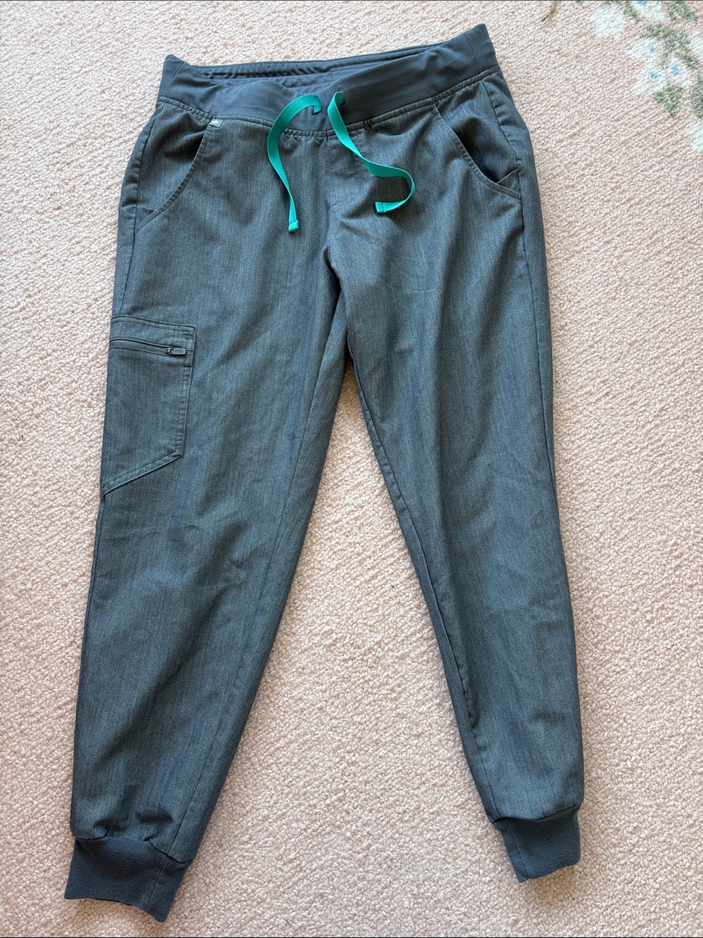 Figs medium petite charcoal jogger scrub pants